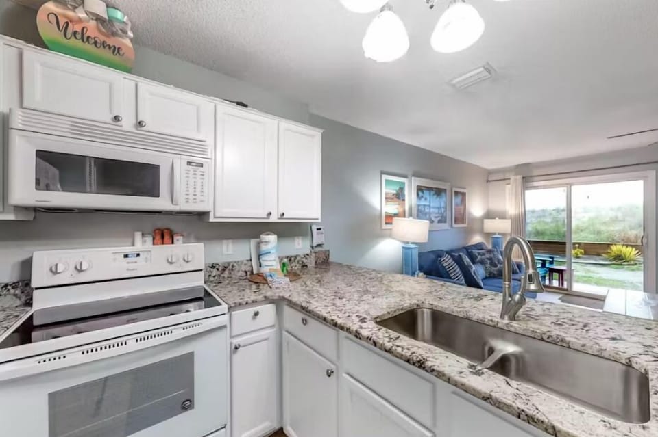 Condo, Multiple Beds (Island Sands 105) | Private kitchen