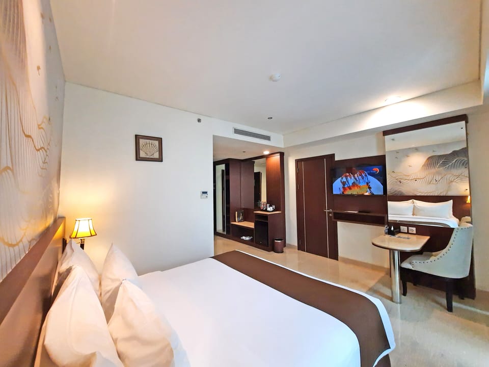 Deluxe Room | In-room safe, desk, iron/ironing board (on request), WiFi (free)