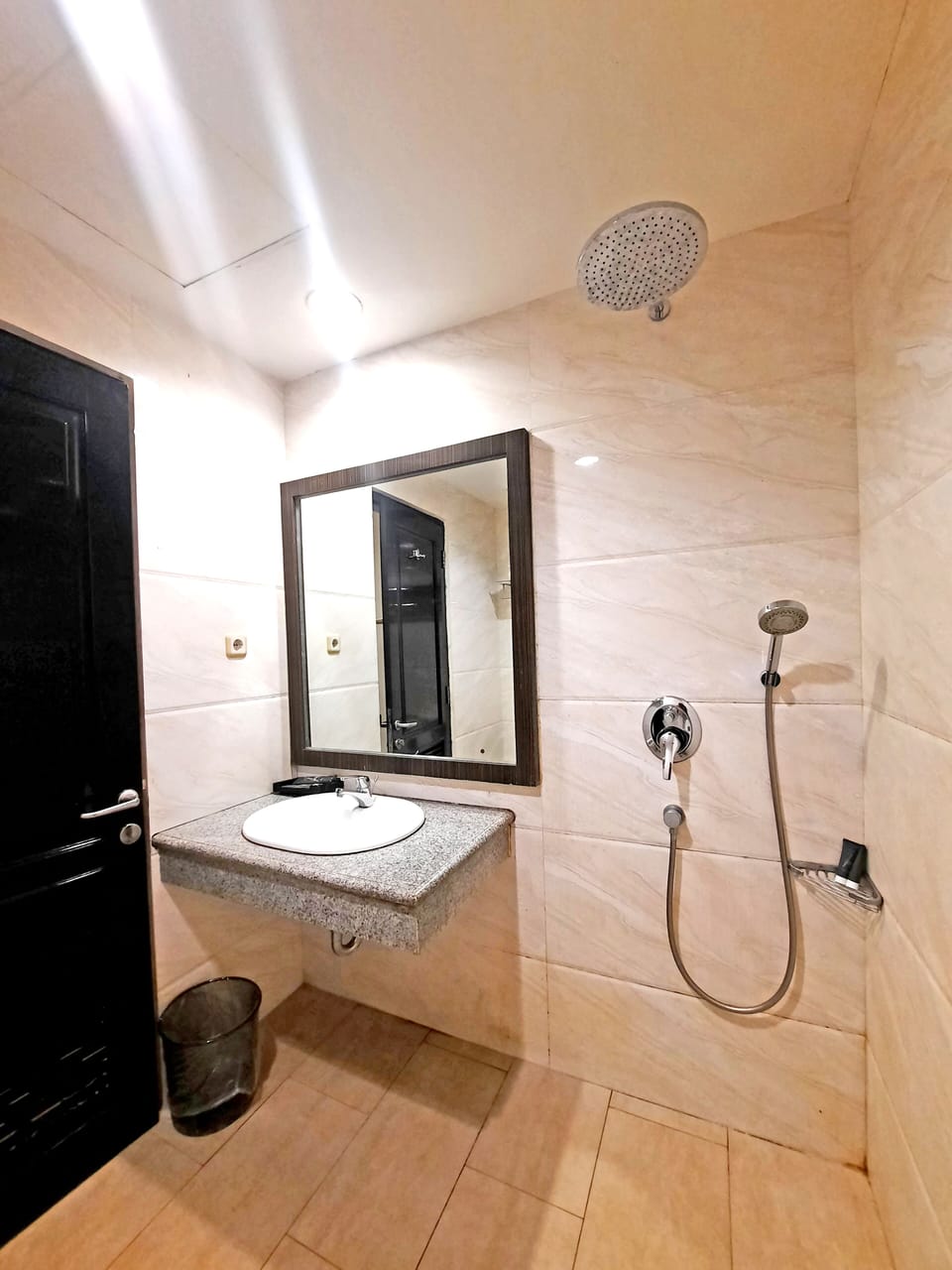 Deluxe Room | Bathroom | Shower, free toiletries, slippers, towels