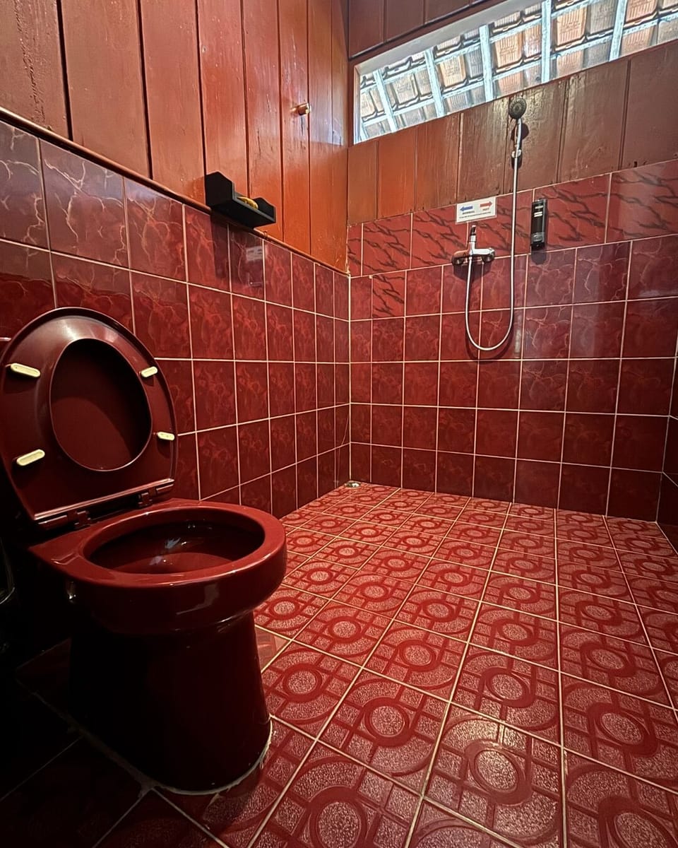 Standard Room, 1 Double or 2 Twin Beds | Bathroom | Shower, free toiletries, towels, shampoo