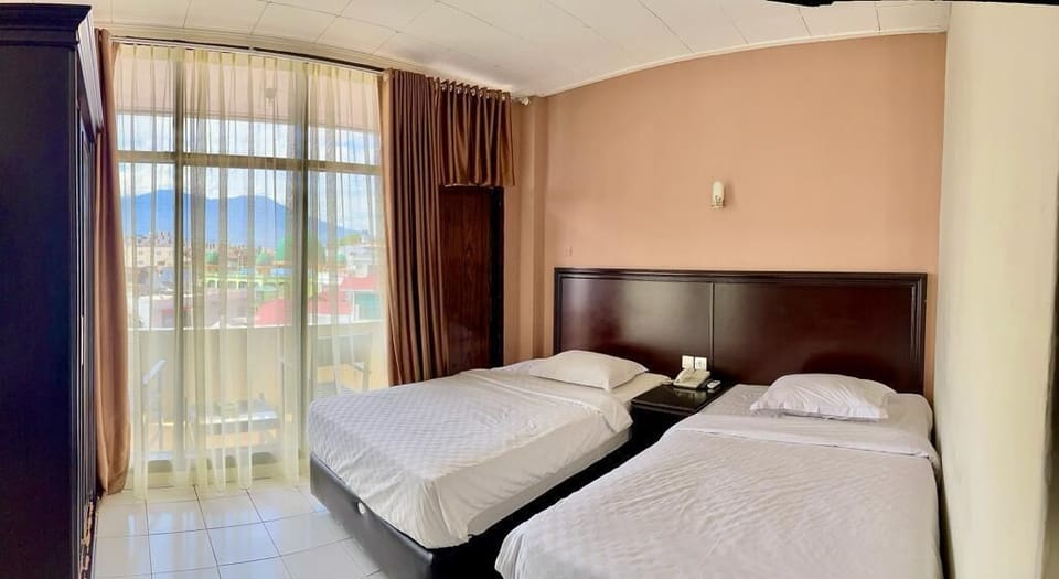 Deluxe Room | Desk, blackout drapes, soundproofing, rollaway beds