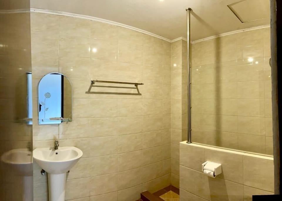 Deluxe Room | Bathroom | Shower, free toiletries, towels