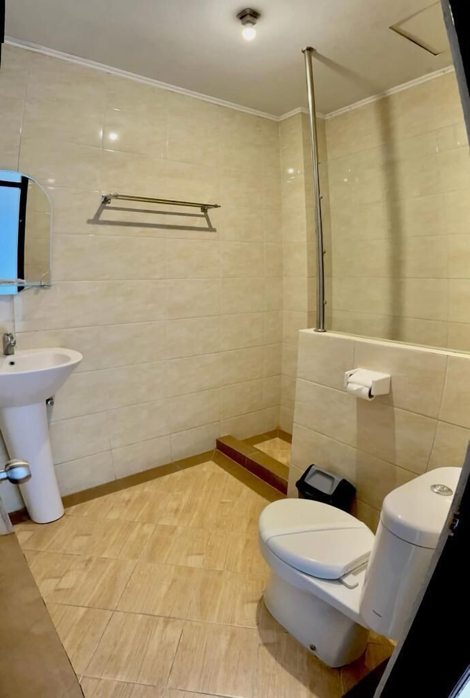 Superior Room | Bathroom | Shower, free toiletries, towels