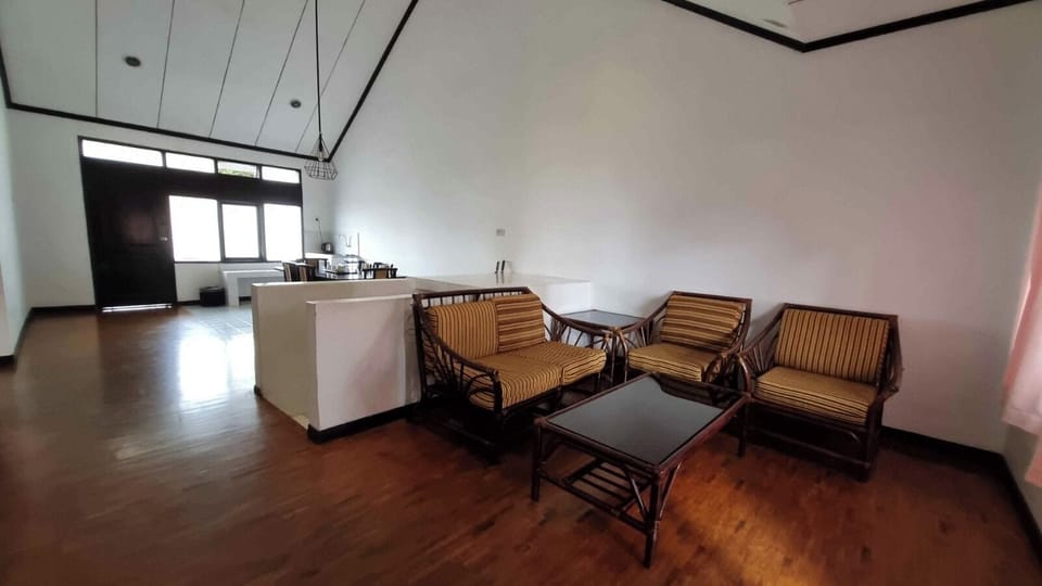 Family Room, Non Smoking, Garden View | Living area | TV