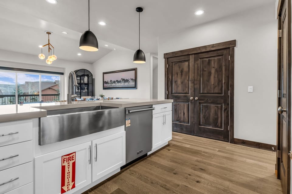 Kitchen: Viking appliances, Keurig, air fryer, dishwasher, full cookware and tableware set