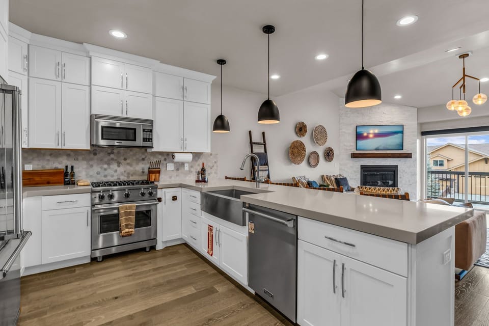 Kitchen: Viking appliances, Keurig, air fryer, dishwasher, full cookware and tableware set