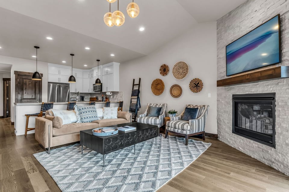 Living room (main level): Gas fireplace, Smart TV (50”), sectional seating