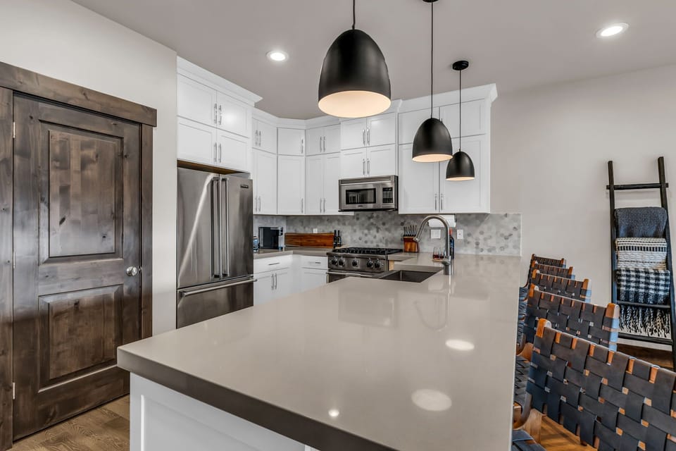 Kitchen: Viking appliances, Keurig, air fryer, dishwasher, full cookware and tableware set