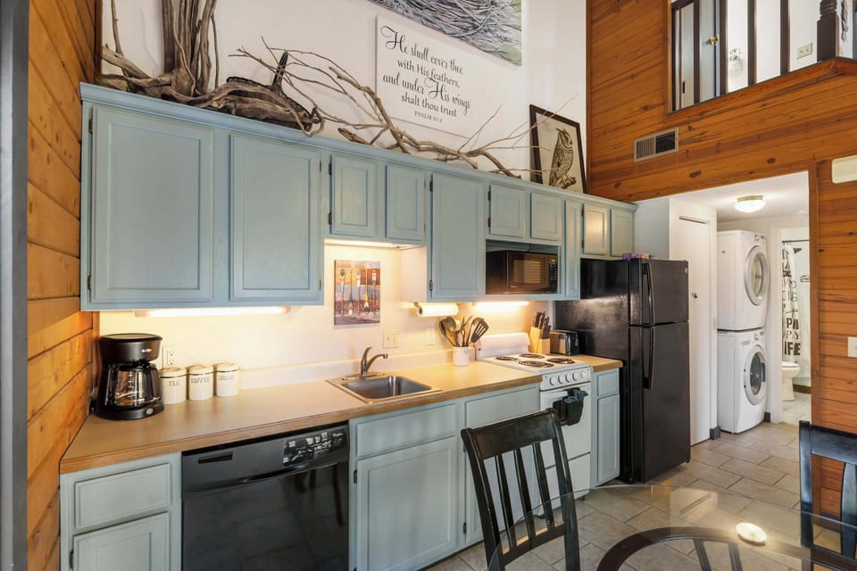 Condo, Multiple Beds, Patio, Garden View (Rustic Shore Cabin) | Private kitchen