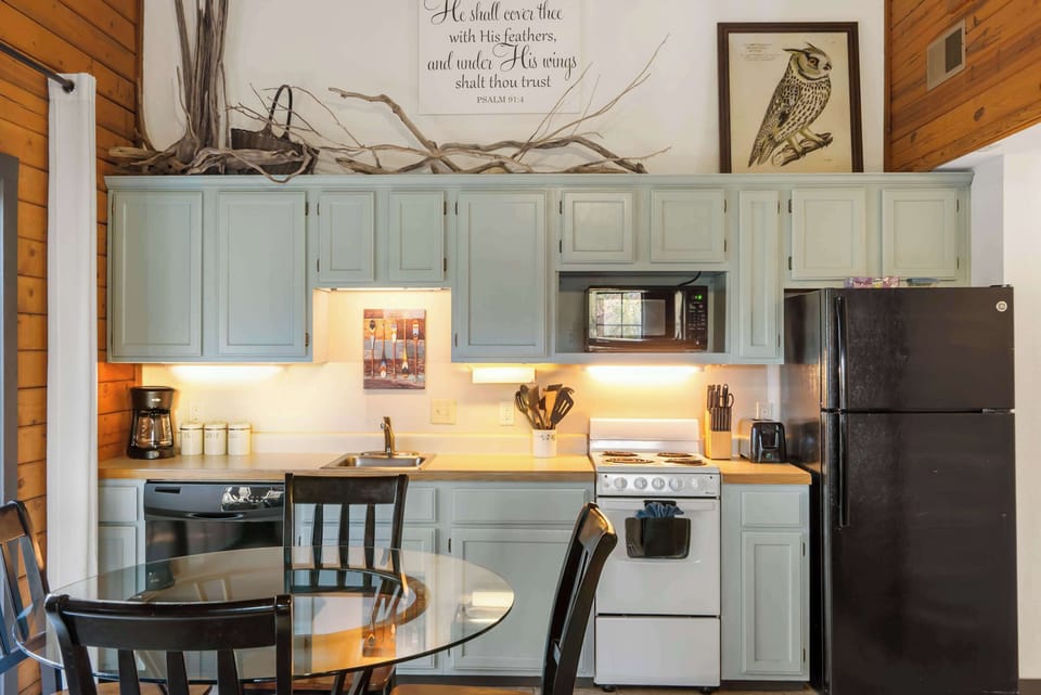 Condo, Multiple Beds, Patio, Garden View (Rustic Shore Cabin) | Private kitchen