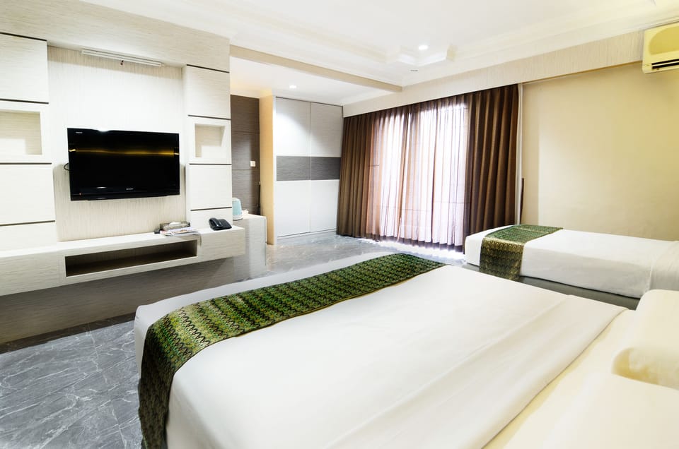 Family Room | Desk, rollaway beds (surcharge), WiFi (free)
