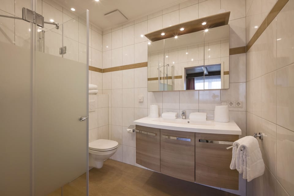Double Room, 1 Double Bed, Non Smoking | Bathroom | Shower, towels