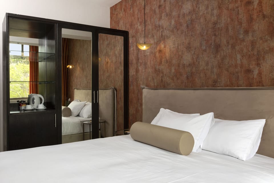Classic Room | Minibar, in-room safe, iron/ironing board, cribs/infant beds