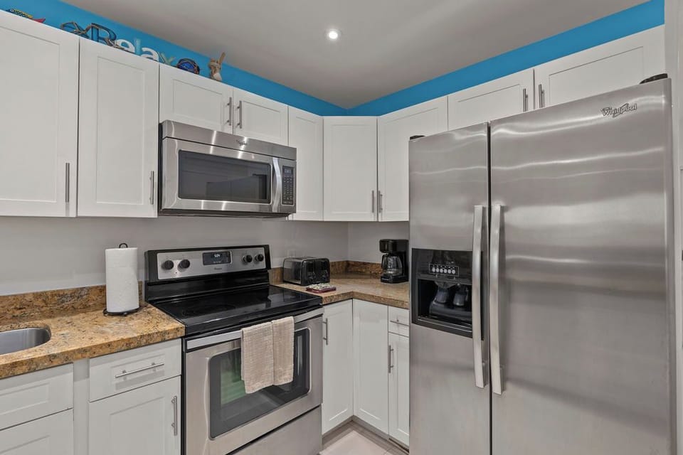 Condo, Pool View | Private kitchen | Coffee/tea maker, toaster