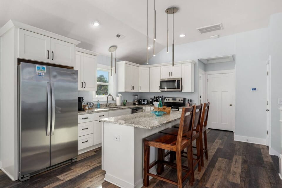 Clean, modern kitchen w/ stainless appliances & generous counter space