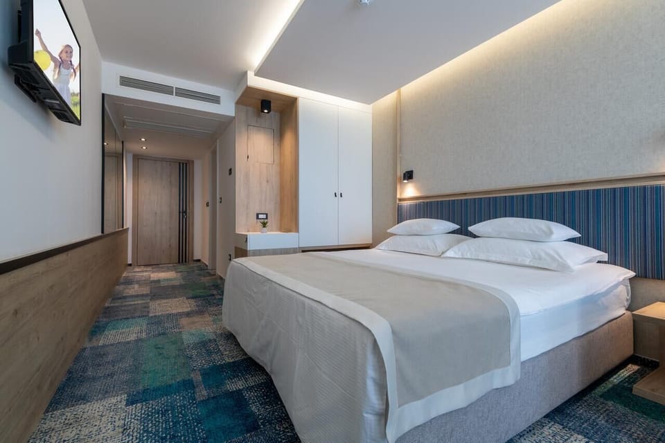 Deluxe Double or Twin Room, 1 Bedroom, Sea View | In-room safe, desk, laptop workspace, blackout drapes