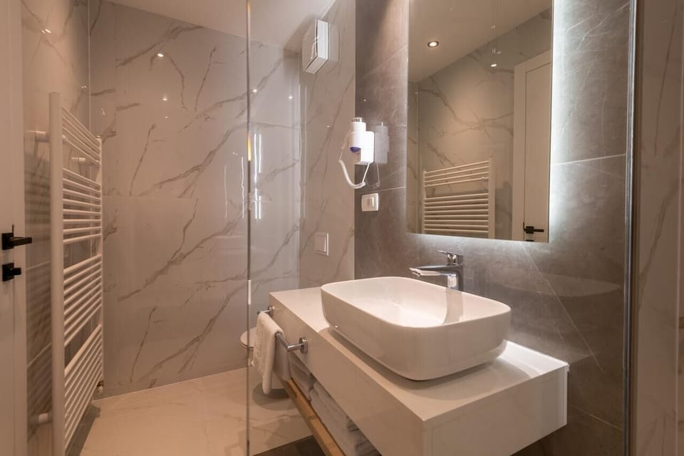 Deluxe Double or Twin Room, 1 Bedroom, Sea View | Bathroom | Shower, free toiletries, hair dryer, towels