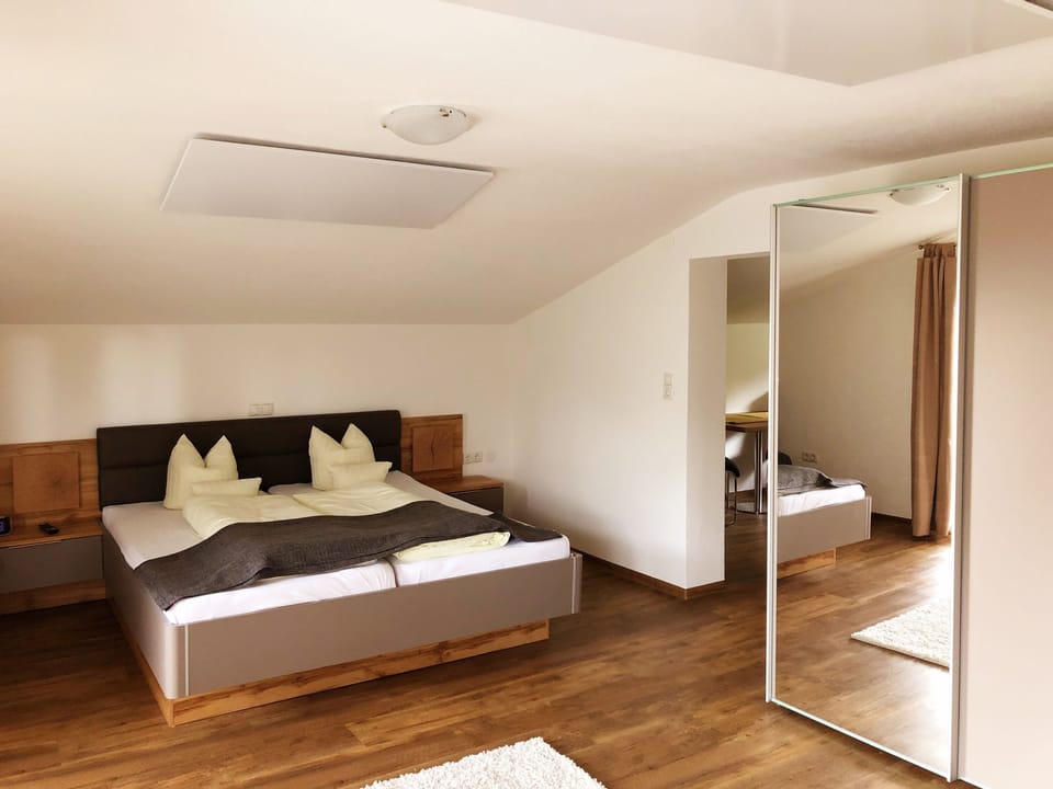 Family Studio, 1 Bedroom, Mountain View, Mountainside | Hypo-allergenic bedding, desk, free WiFi, bed sheets