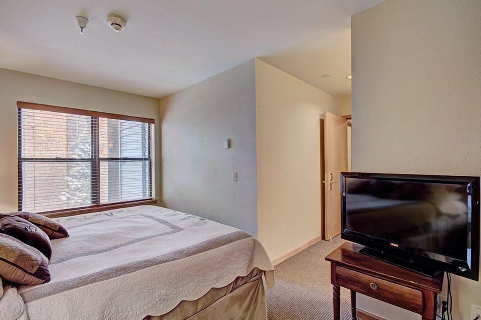 Comfortable sleeping space with classic furnishings and a flat-screen TV for relaxing evenings indoors.