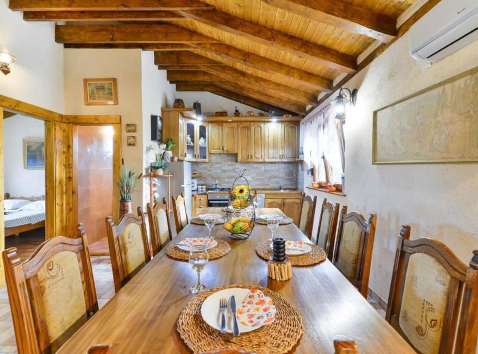 House (Three bedroom Holiday house with pool) | Dining room