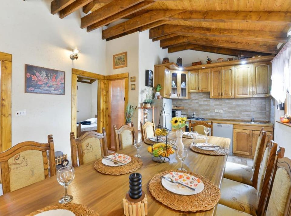 House (Three bedroom Holiday house with pool) | Dining room
