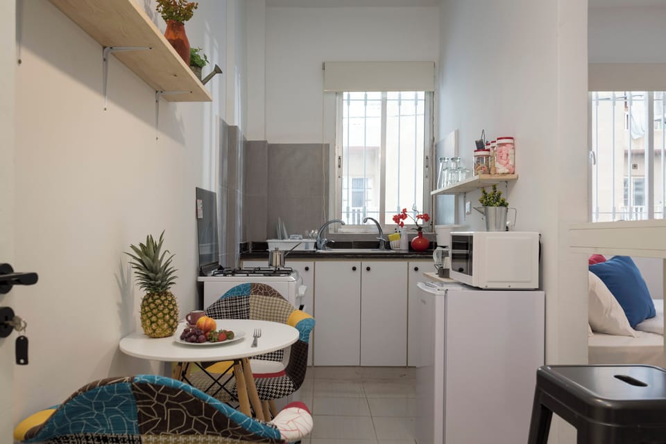 Studio, 1 Double Bed, Kitchen | Private kitchen | Mini-fridge, microwave, oven, stovetop