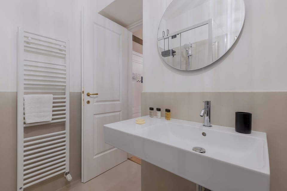 Standard Single Room | Bathroom | Shower, hair dryer, bidet, towels