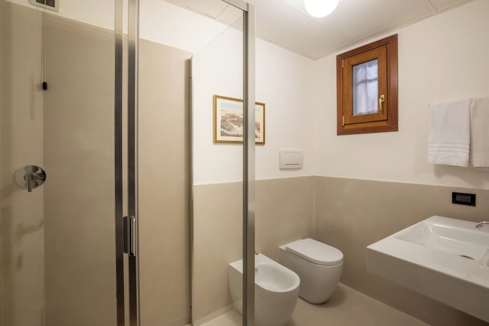 Junior Twin Room | Bathroom | Shower, hair dryer, bidet, towels