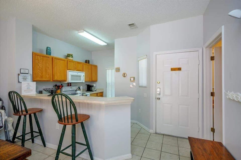 Main Floor | Full Kitchen | Breakfast Bar + Entry Access
This welcoming kitchen layout features a convenient breakfast bar and entryway access—ideal for morning coffee and casual bites.