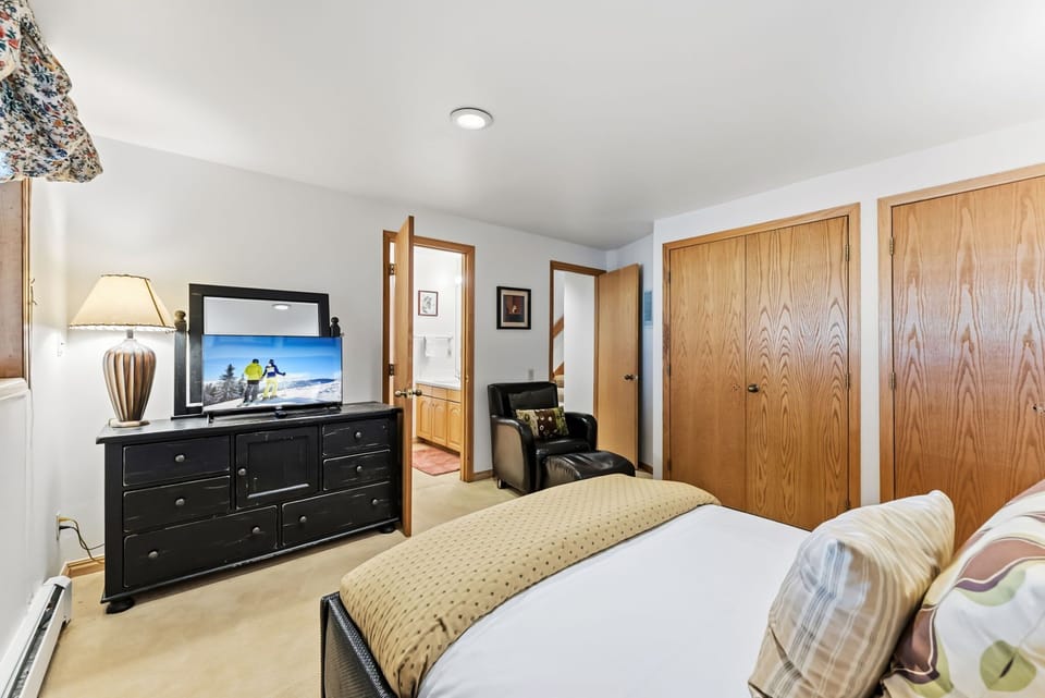 Bedroom 4 (lower floor, left): Full bed, shared Jack-and-Jill bathroom