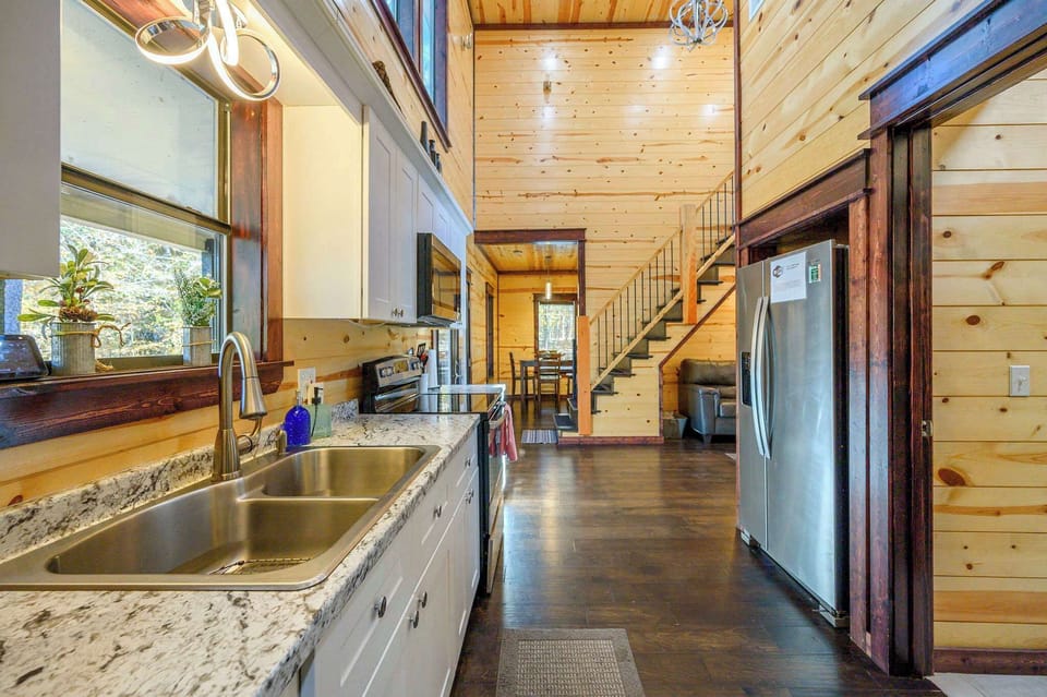 Cabin, Multiple Beds, Hot Tub (Feelin' Froggy) | Private kitchen