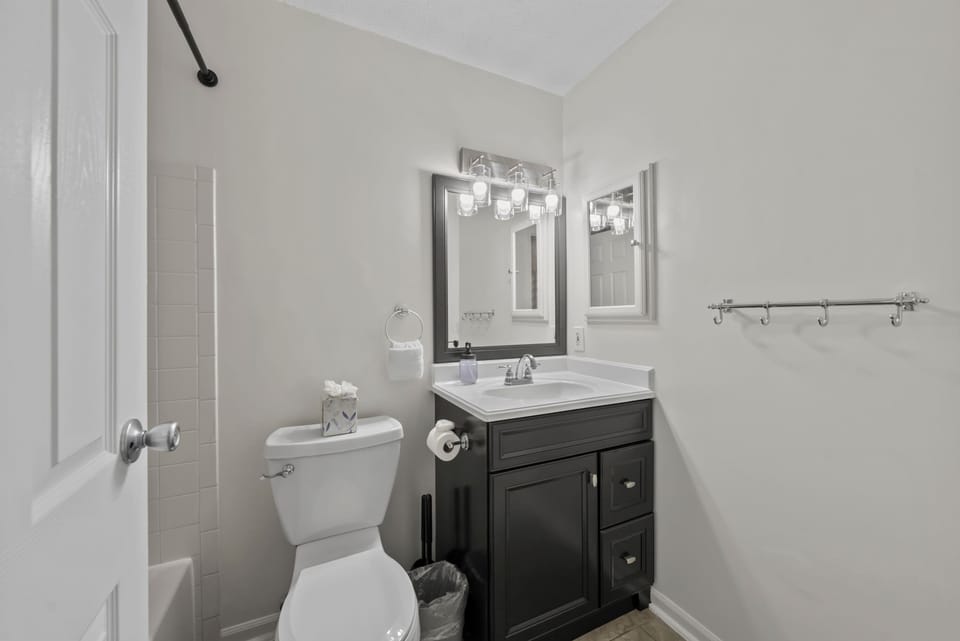5BR + Game Room Bridge Park + Zoo Sleeps 12 House in Ohio