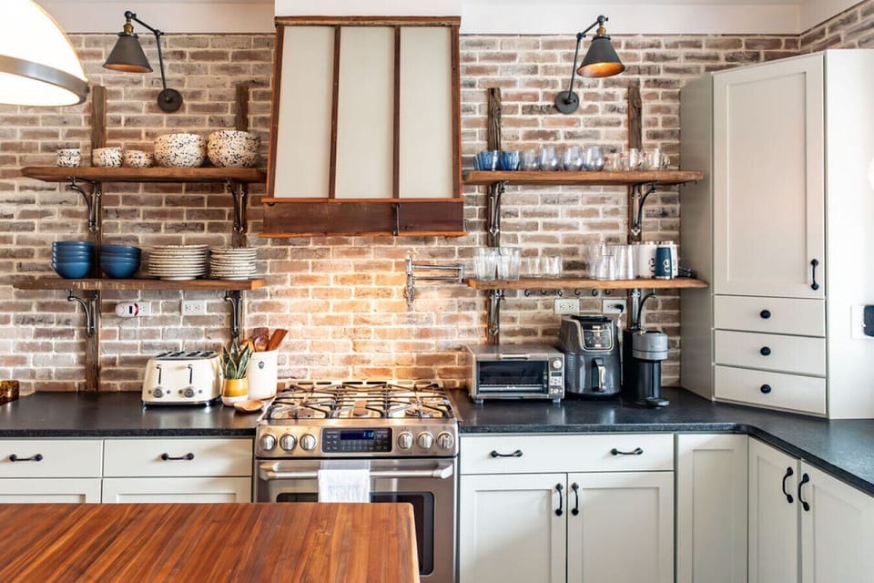 Designed with both beauty and function in mind, the kitchen at Promise Point offers a 6-burner range, generous prep space, a dedicated coffee bar, and island seating for relaxed coastal mornings.