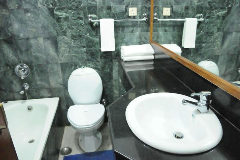 Shower, free toiletries, towels