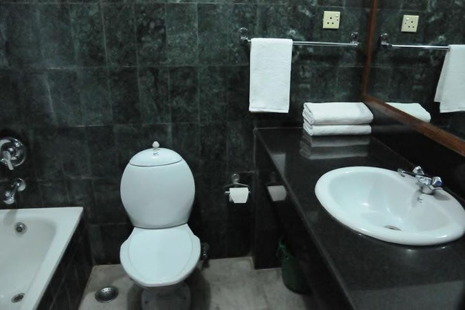 Shower, free toiletries, towels