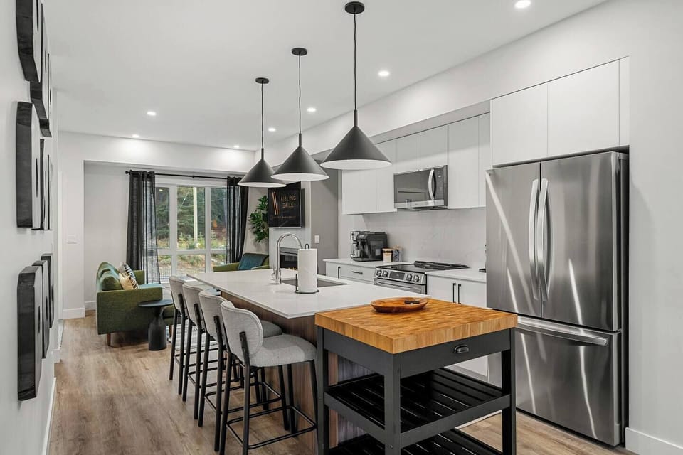 Full kitchen with a drip & espresso coffee machine, blender, crockpot/slow cooker, and all essentials (coffee grounds, sugar, tea, ketchup, mustard & relish.)
