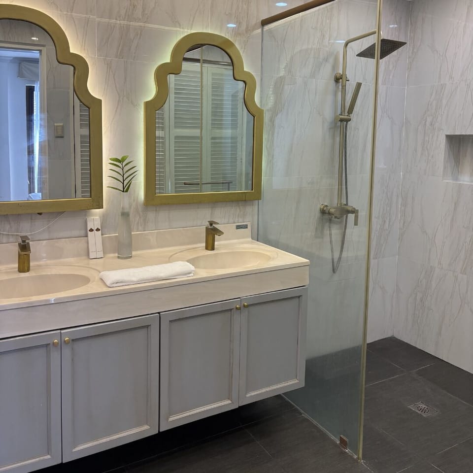 Margarette Suite | Bathroom | Free toiletries, hair dryer, bathrobes, bidet