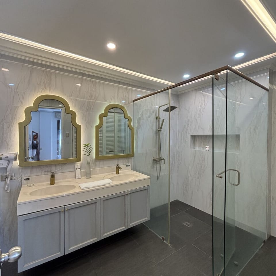 Margarette Suite | Bathroom | Free toiletries, hair dryer, bathrobes, bidet