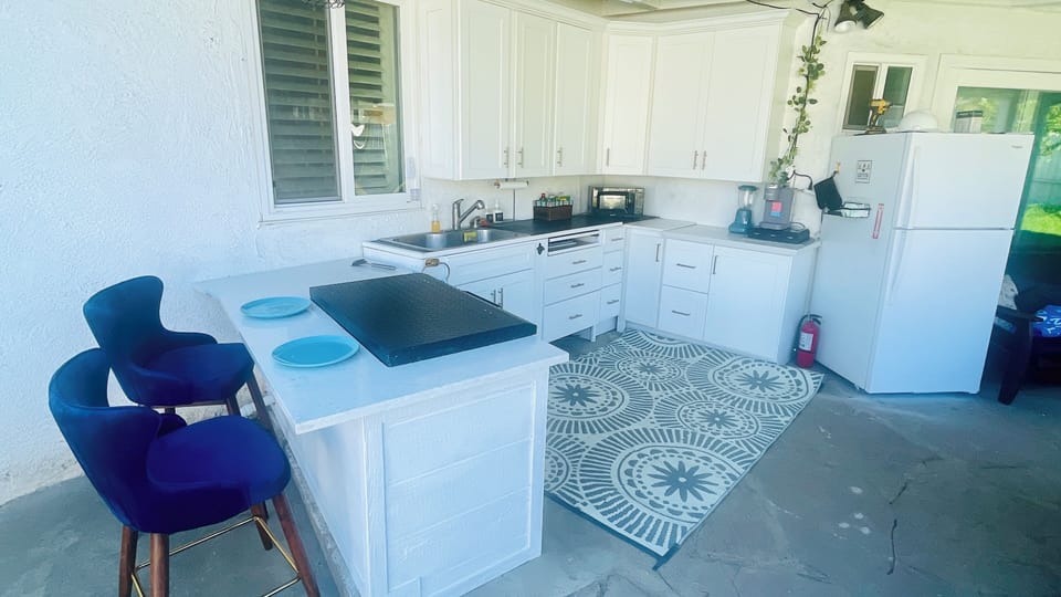 Outdoor kitchen: 36” propane Teppanyaki Griddle, electric appliances, MW, Fridge