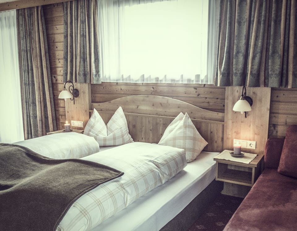Double Room, Balcony, Mountain View | Desk, free WiFi, bed sheets