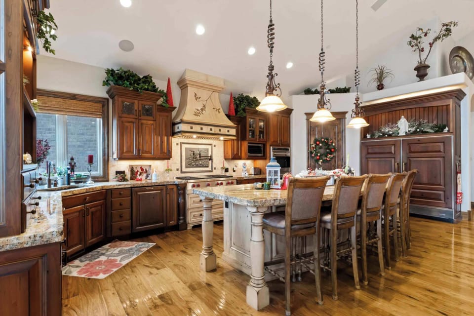 Large kitchen with island – perfect for preparing large family meals