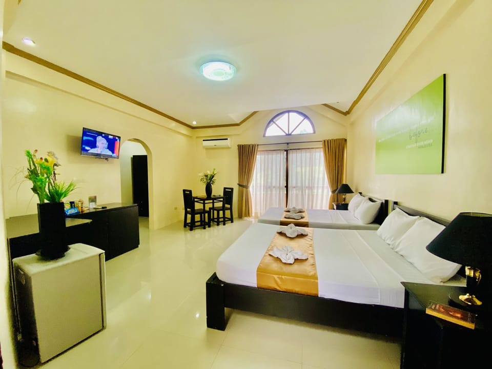 Deluxe Room | Premium bedding, desk