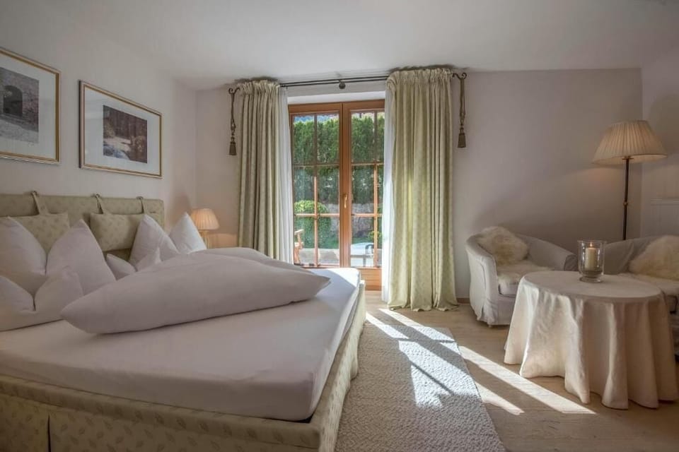 Double Room, Balcony, City View | In-room safe, soundproofing