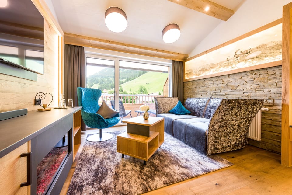 Deluxe Suite | In-room safe, desk, soundproofing, WiFi (free)