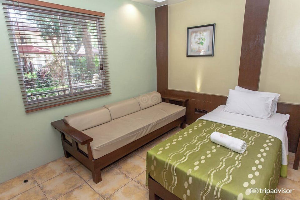 Deluxe Triple Room | Desk, bed sheets
