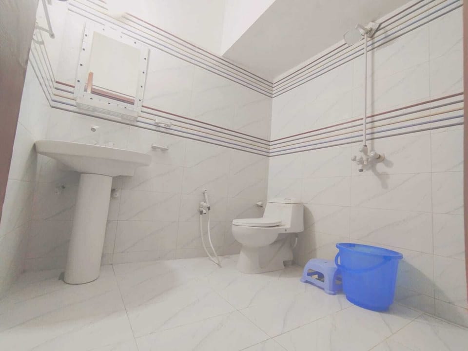 Basic Double Room, City View | Bathroom | Shower, towels, soap, shampoo