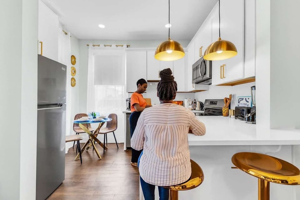 COOK & CREATE! Fully equipped modern kitchen with stainless steel appliances. Turn family meals into vacation feasts! Gold accents throughout. Book your Savannah stay! #ModernKitchen #FamilyFriendly