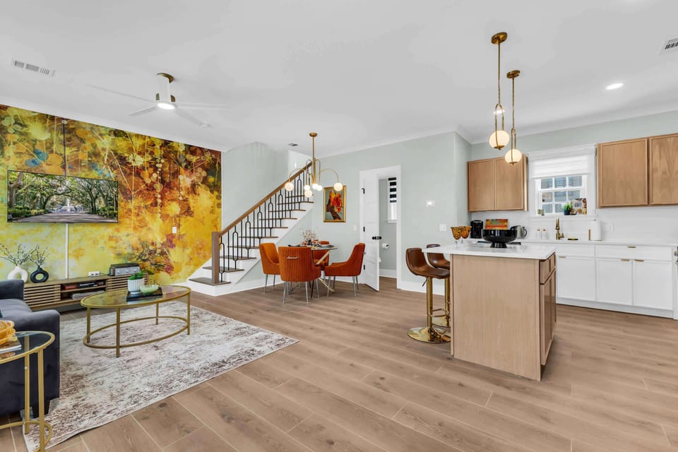 
✨ Sun-drenched Savannah living! 🍑 Gather the crew in this vibrant open-plan gem. From movie nights by the mural to pancake breakfasts in the chef’s kitchen, we’re built for family memories. Quiet streets, total fun. 🥂

#SavannahVacation #FamilyTra