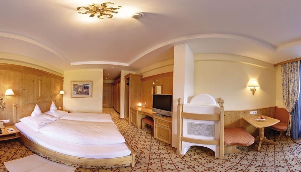 Basic Double Room, Mountain View | Minibar, in-room safe, desk, WiFi (free)