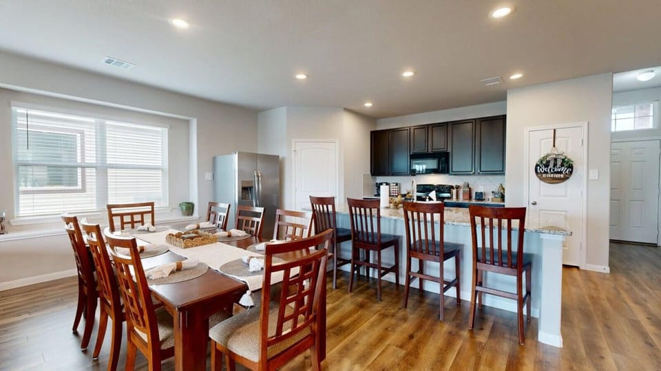 Open-concept space connecting the dining area and full kitchen